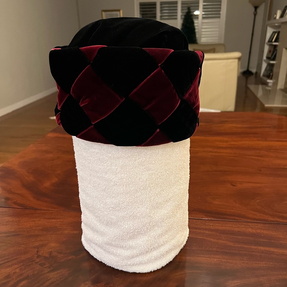 NWOT deVuono Women’s Black/Red (Cranberry) Hat